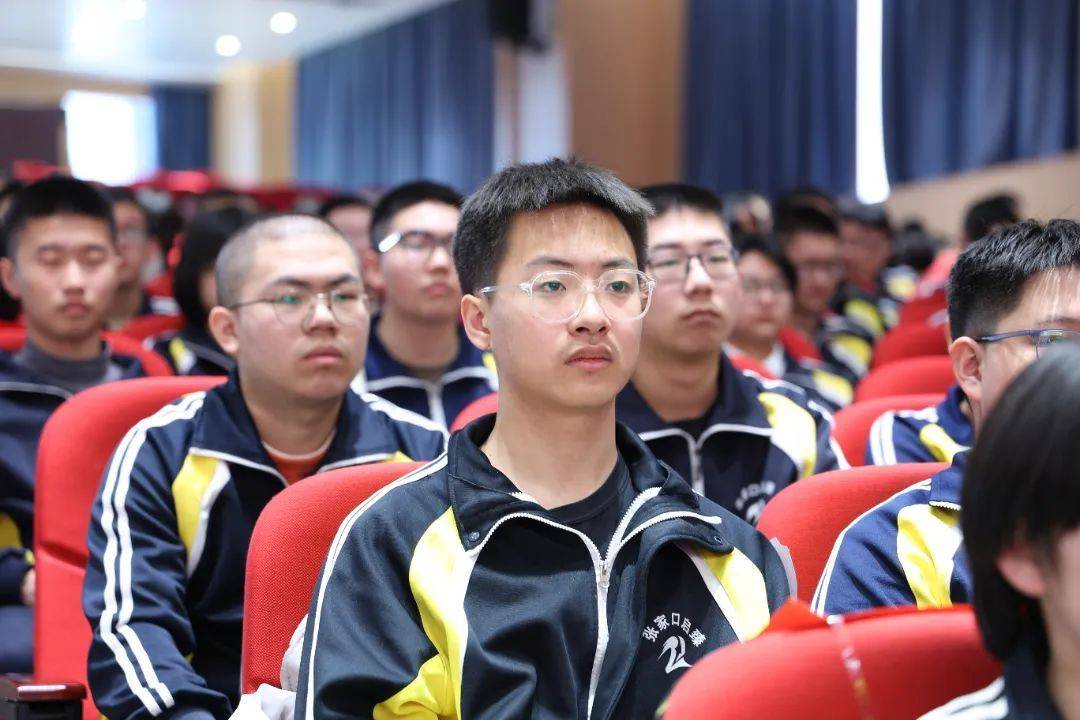 张家口启臻学校高二年级阶段性表彰暨期中动员大会顺利召开!