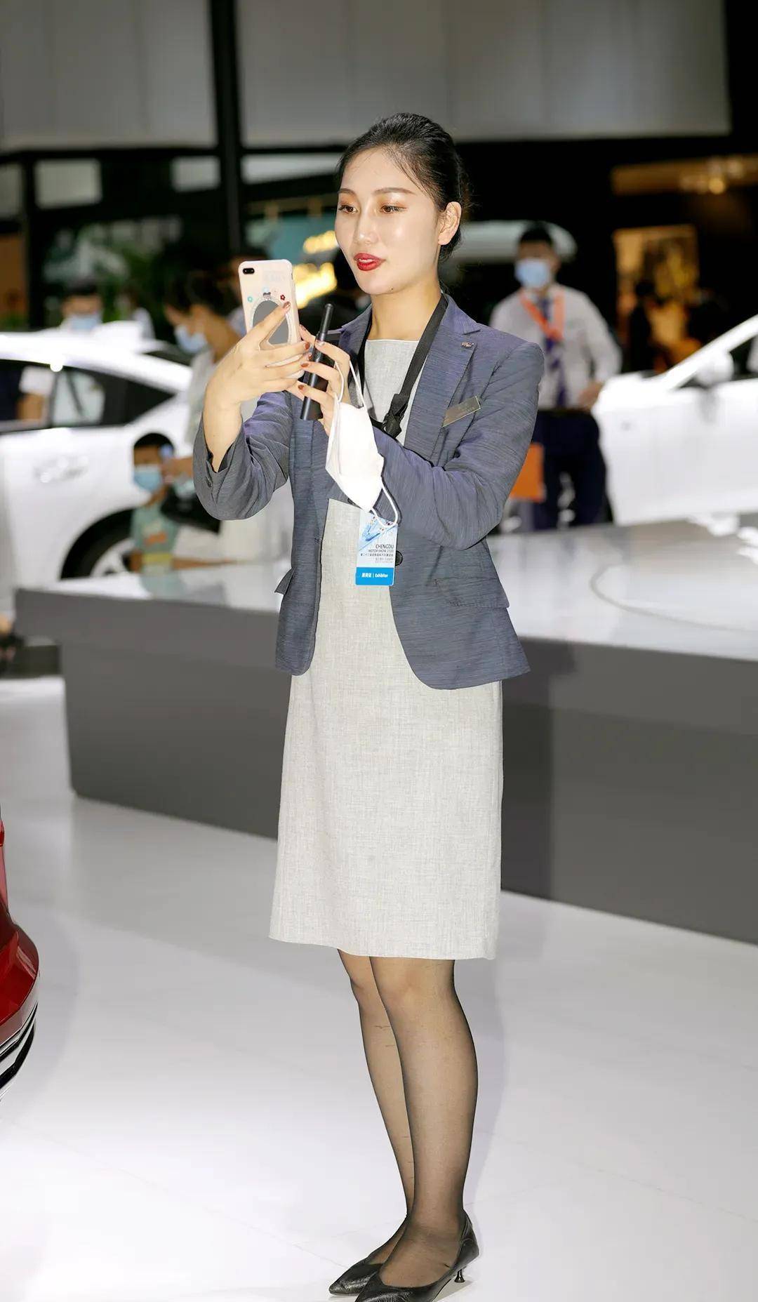 四s店的女销售为什么都是标配高跟鞋跟黑丝?网友:工作需要!