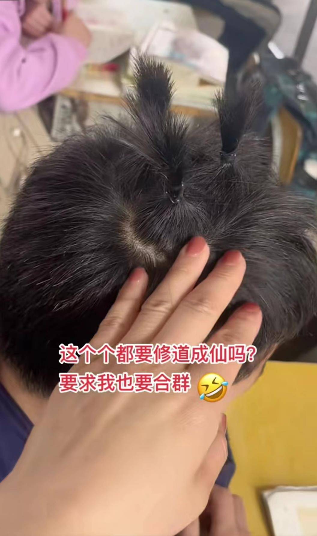 原创            小学班级里流行男生扎小辫，女生盘“道士头”，老师：就我不合群-男生扎小辫子的照片大全