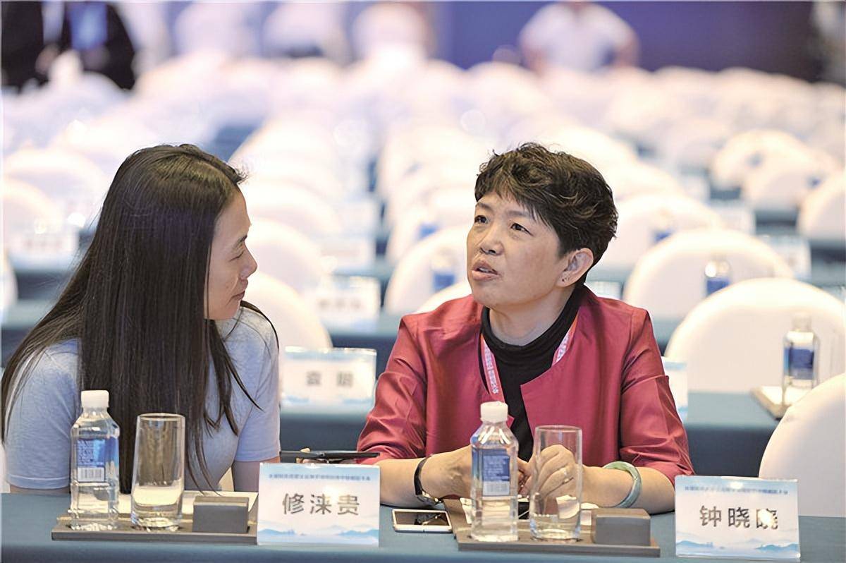 如现任中国首富,农夫山泉创始人钟睒睒,有一个姐姐和一个妹妹,也出现