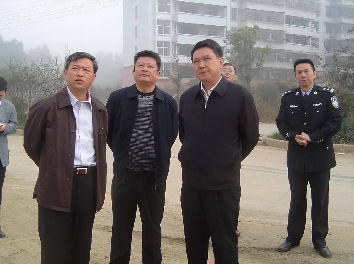 叶国兵与盘踞九江二十多年的魏某早在2001年初就认识了,彼时叶国兵尚