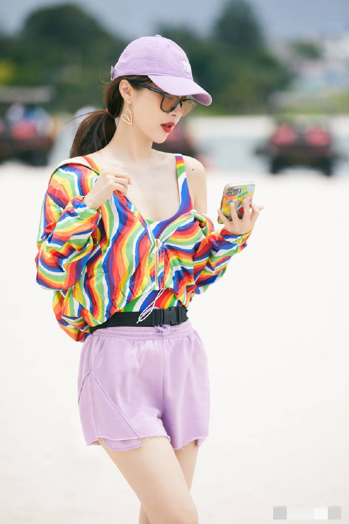 8月21日,李菲儿和个人工作室先后晒出多张美照.