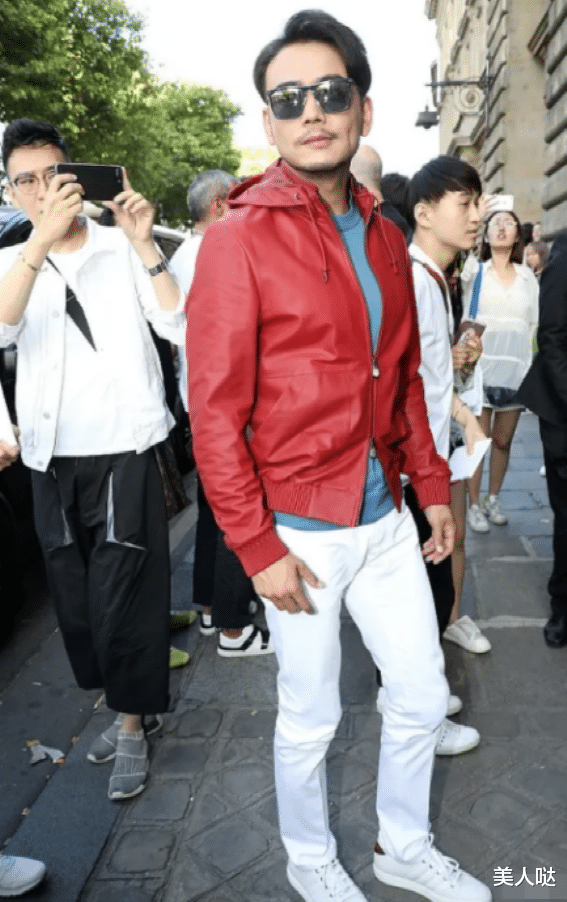 当40岁杨烁与52岁胡兵同框,终于见识了真帅与耍帅的差距有多大了_造型