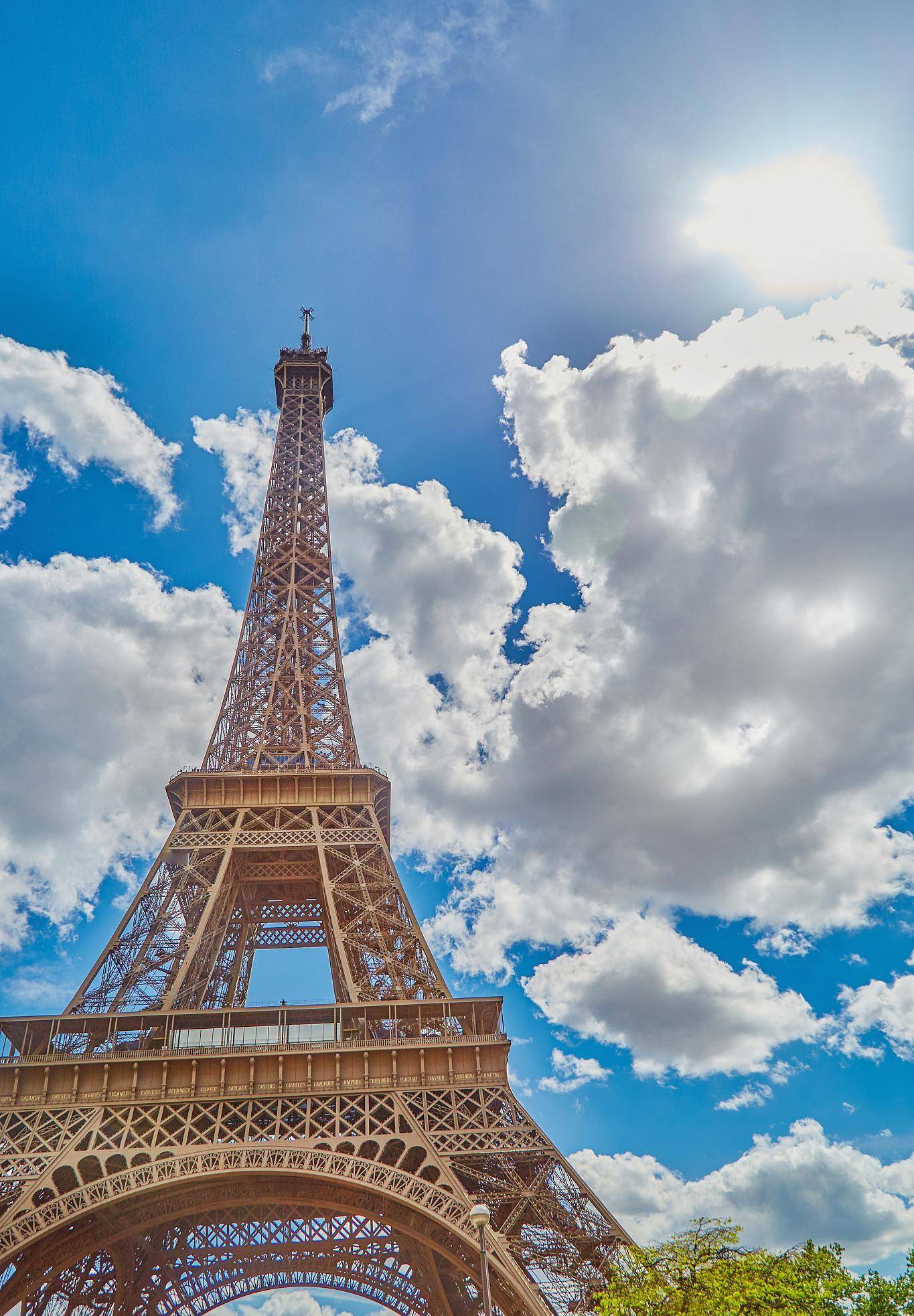 巴黎的浪漫符号:艾菲尔铁塔,不容错过的巴黎之旅!_游客_工程_灯光