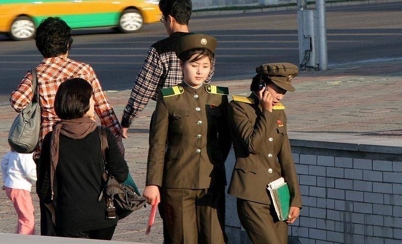 街拍朝鲜:平壤市民真实的生活场景,生活虽很简单但满足感很强_工作