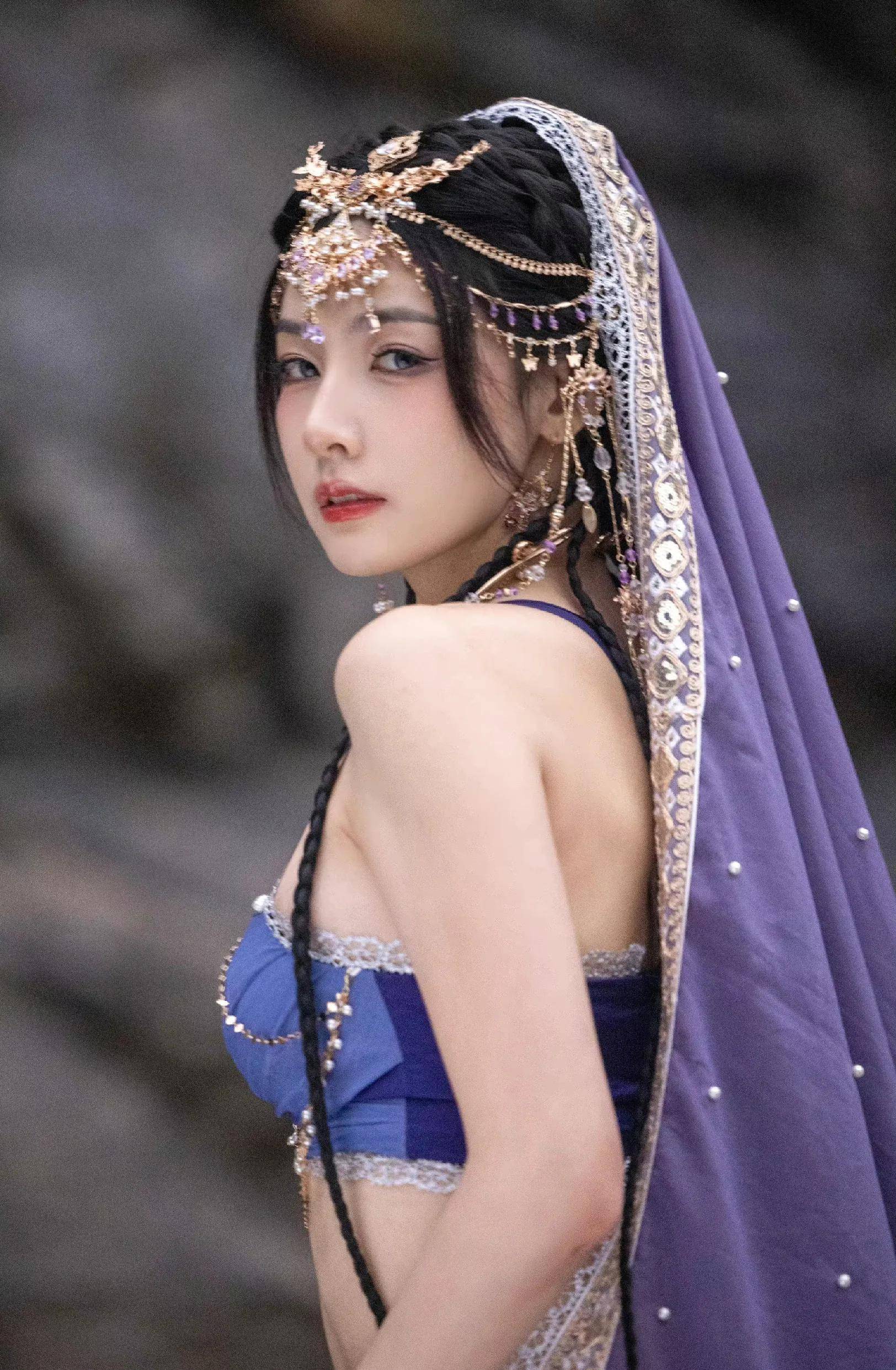 赵粤异域风造型随拍,穿吊带抹胸化身西域舞姬,风情万种性感美艳_感觉