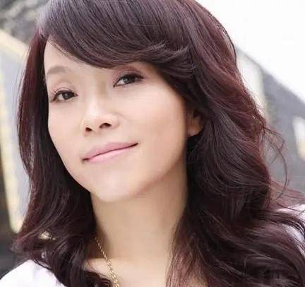 有不少人气极高的歌星,陈明就是其中之一,她的一首《快乐老家》,一首