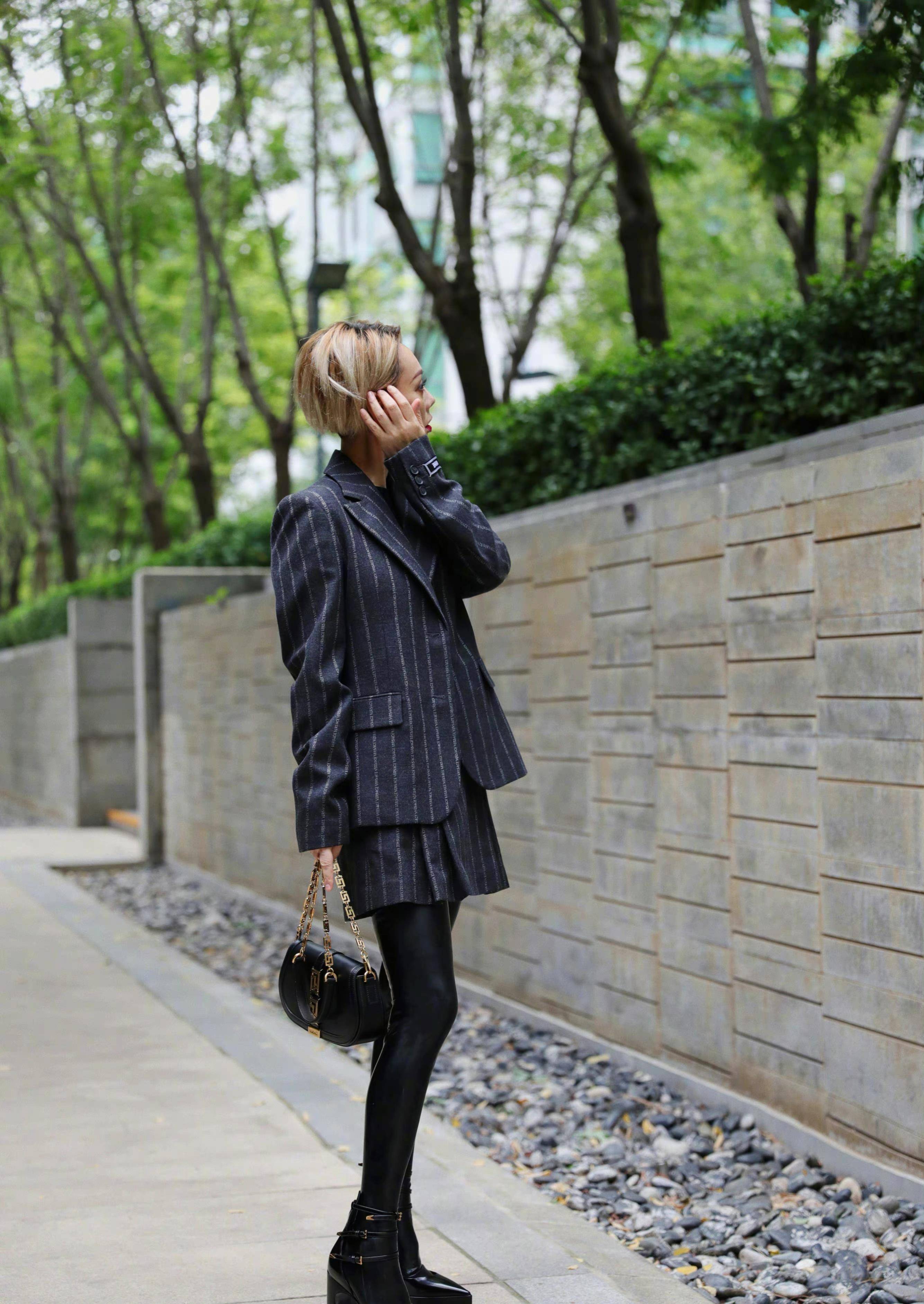 50岁宁静不认老,条纹西装配皮裤酷帅有型,脚踩恨天高腿长一米七_套装