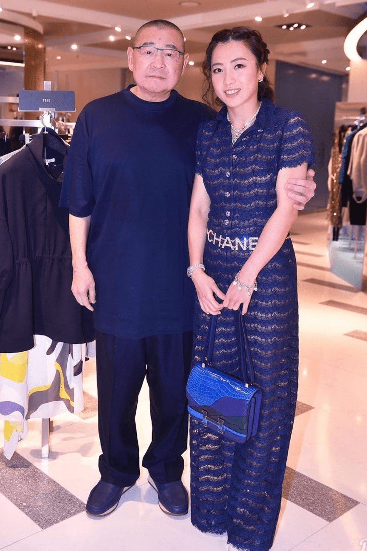 甘比罕见公开豪宅花园照,园内巨型企鹅摆设抢镜,豪宅租值739万_刘銮雄