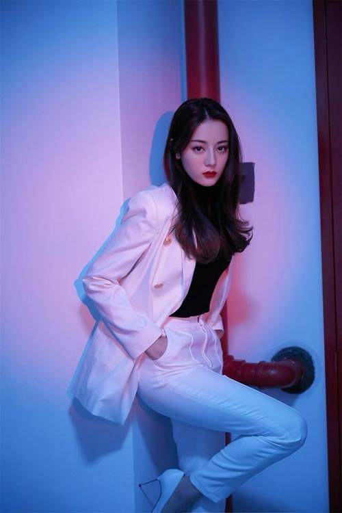 皮裤是每个酷女孩衣柜里必备的单品,首先它有很好的御寒效果,其次它