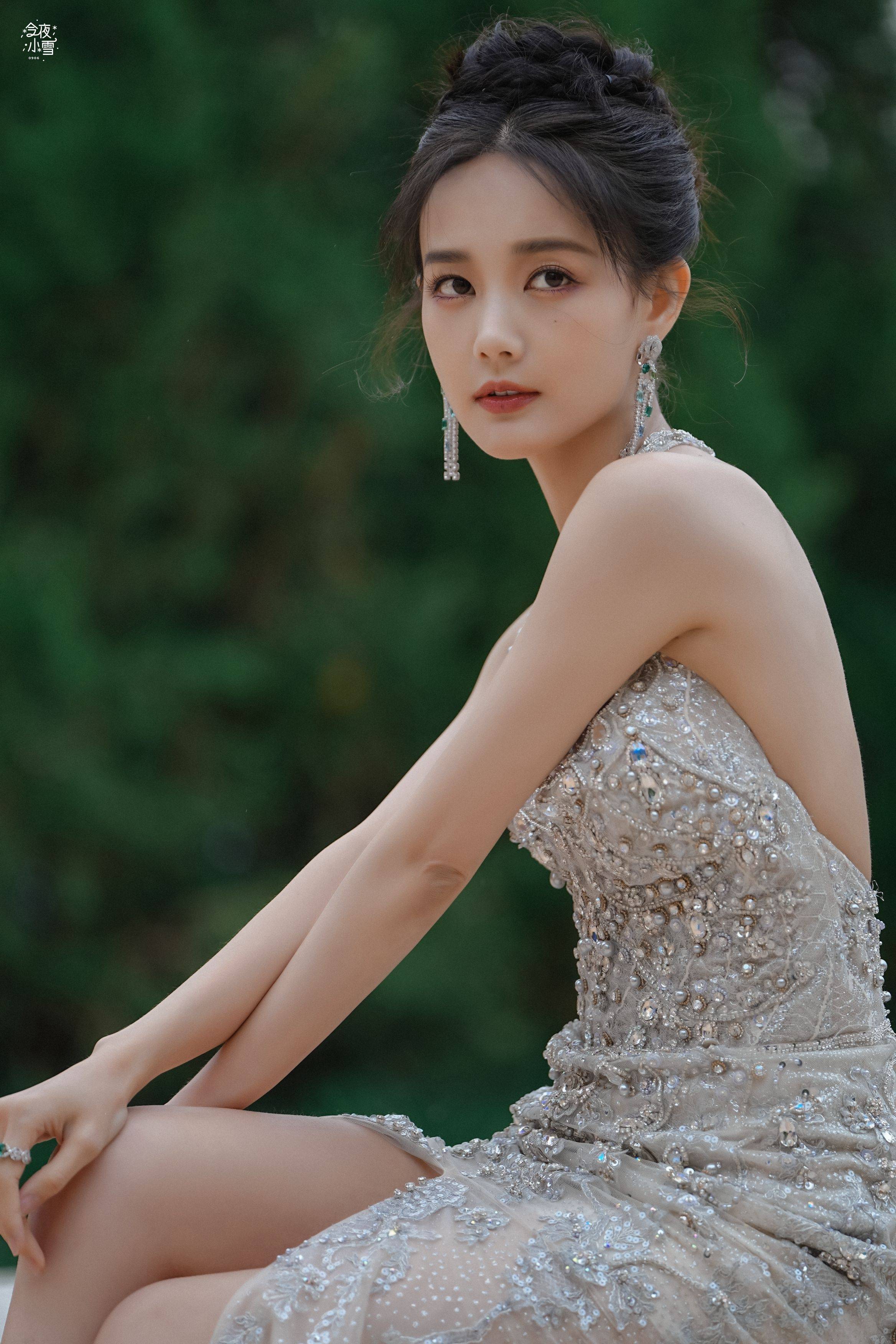 李一桐v型亮闪白色长裙美背写真_皮肤_锁骨