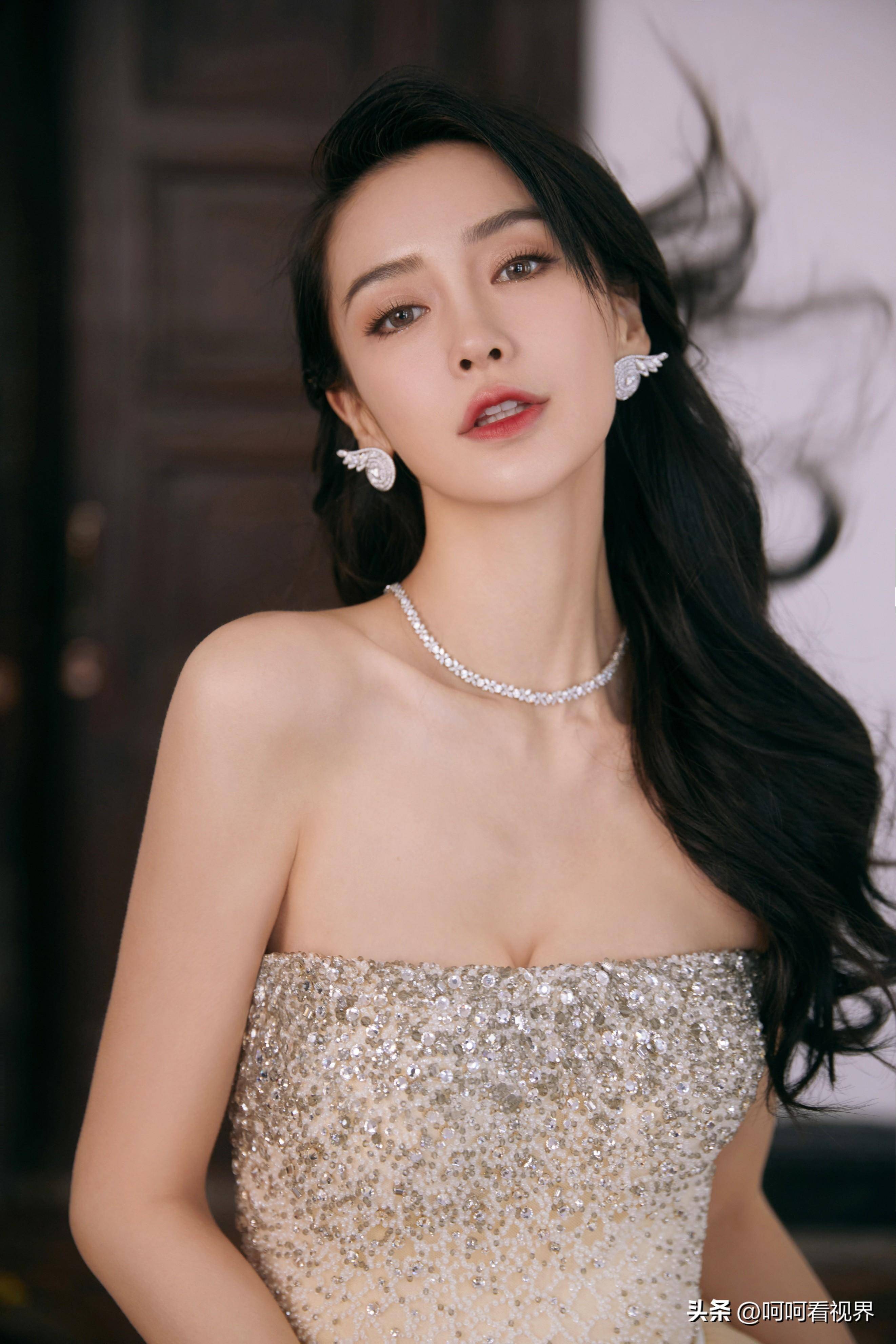 angelababy一袭奶黄色抹身材晶钻公主裙,将她的腰肢勾勒的淋漓尽致