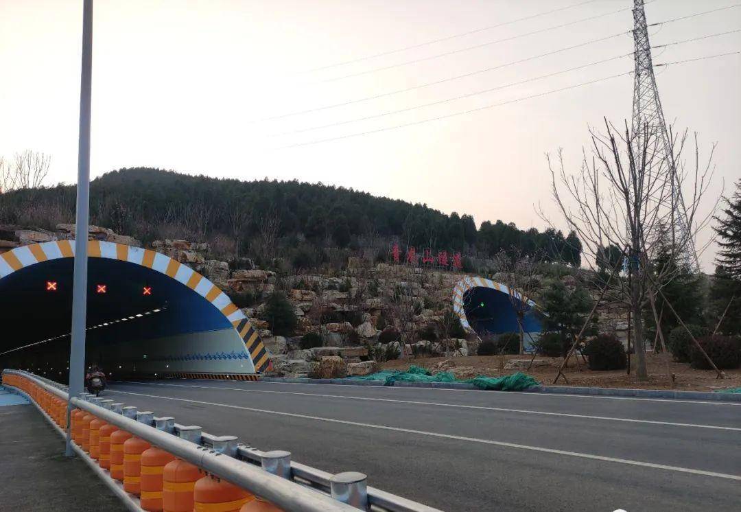 (青龙山隧道,还有工作人员在作业)(测绘人员)(道路标识)(道路标识)