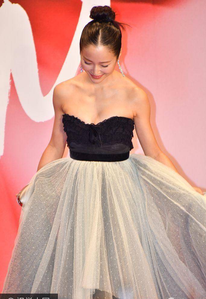 江一燕大秀美背,身材比例绝了!网友:侧颜无敌美_娱乐_明星_头条