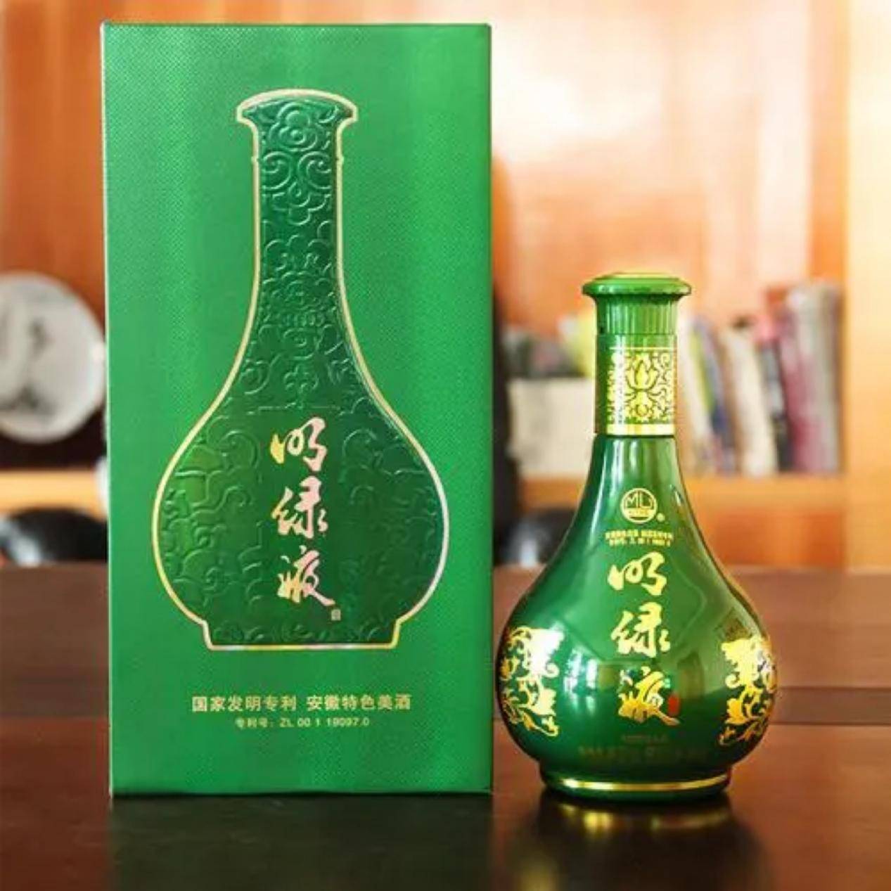 这款酒有着很明显的特色,从瓶子便能感受到它的不平凡,碧绿如湖水般的