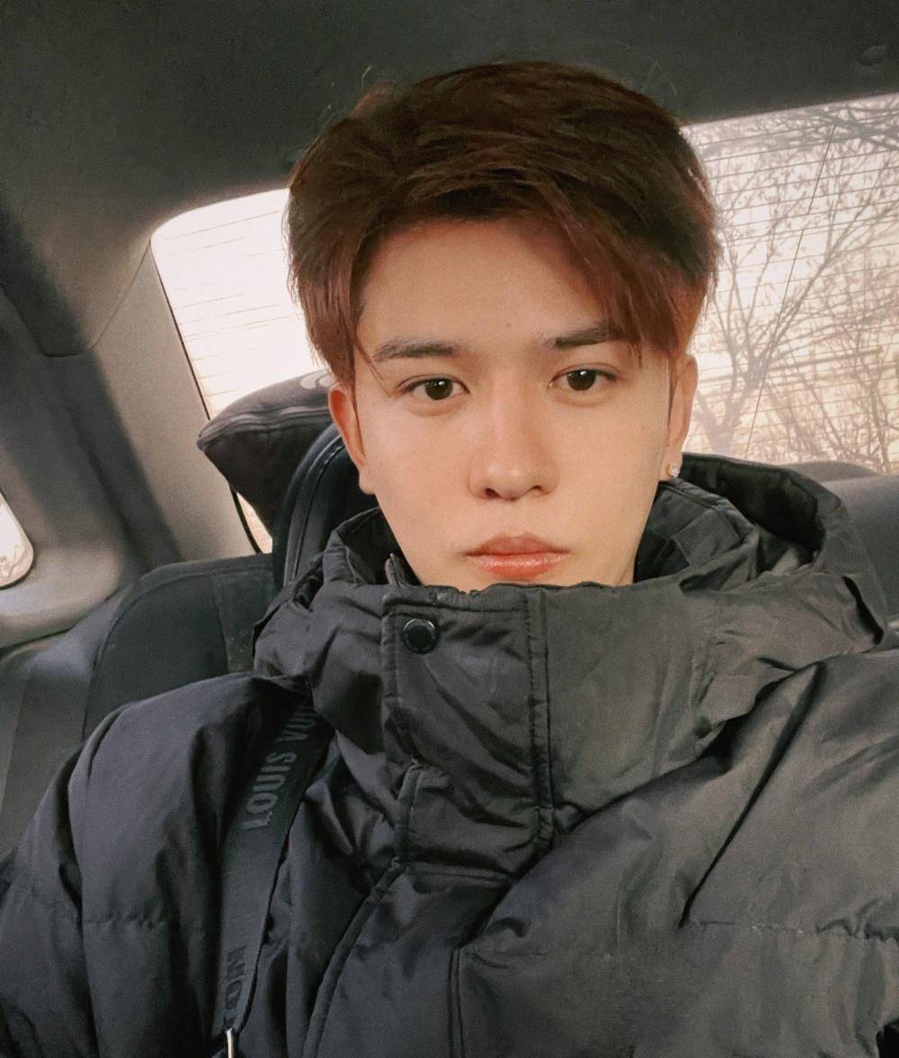 娱记曝男星将会所当跳板,晒23岁鲜肉约见女子合照,二人头靠头_蒙恩