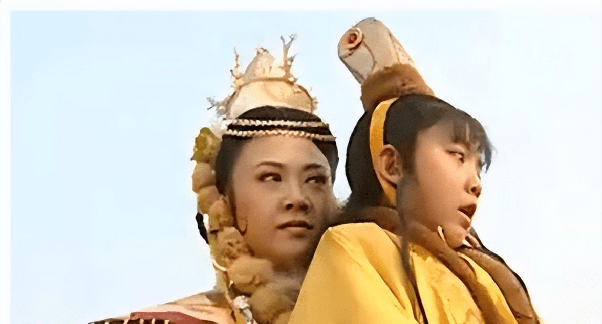 军国大事任由萧燕燕栽决,并留下耶律斜珍和韩德让为顾命大臣