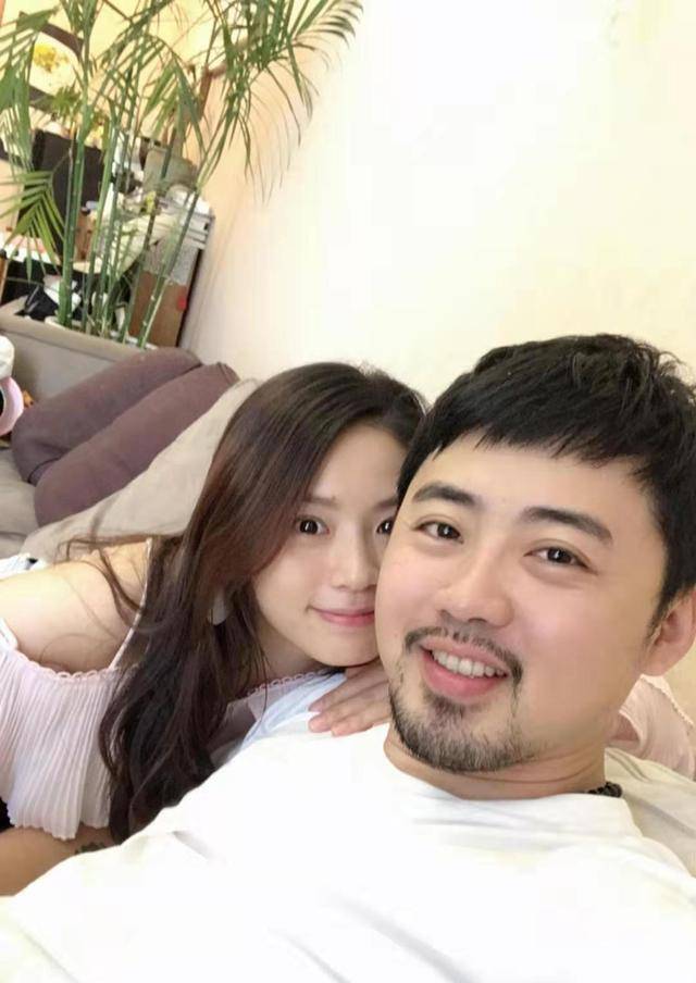 快女黄英晒与曹帅第一条短信,曹帅用3字回应,暴露钢铁直男属性_节目