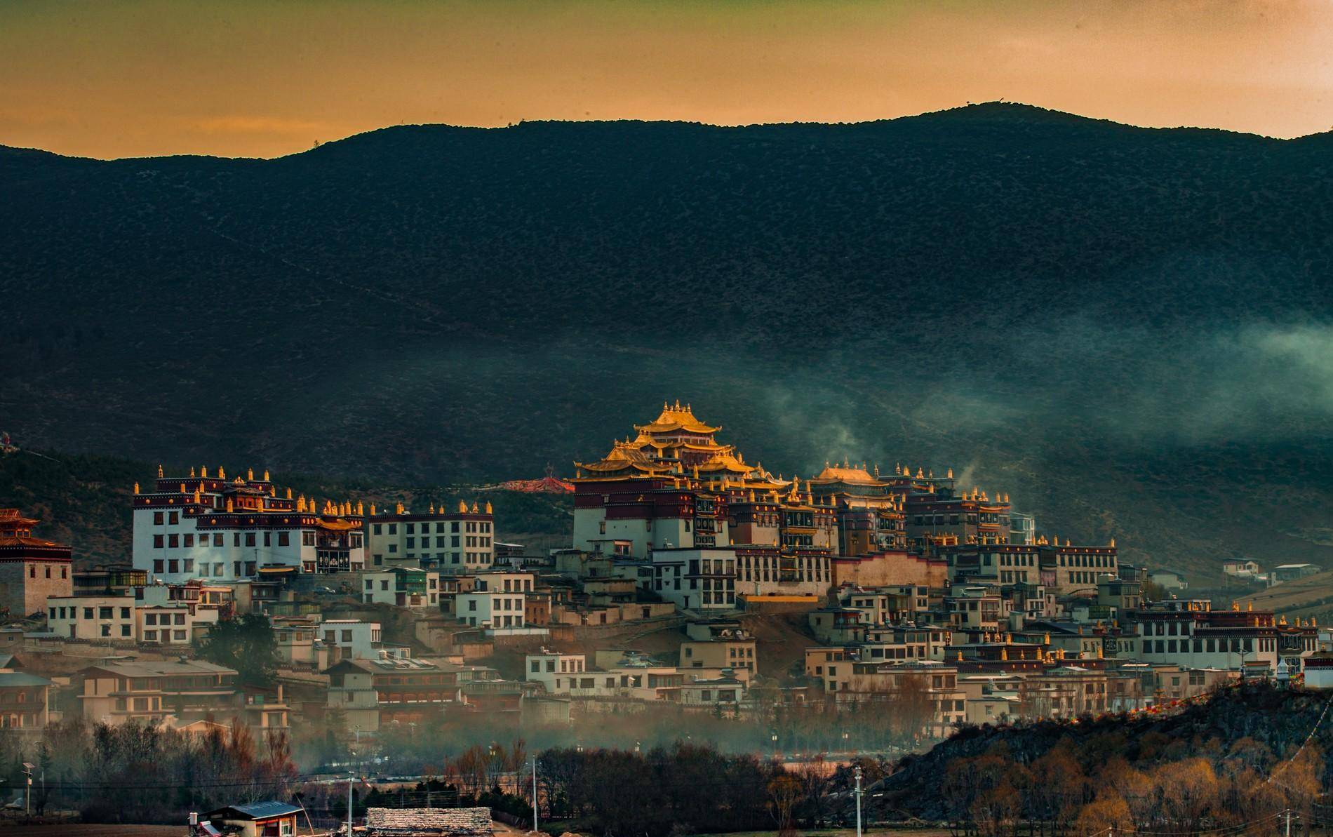 定好六点闹铃,打算去松赞林寺对面的一个山头拍摄松赞林寺的全景及