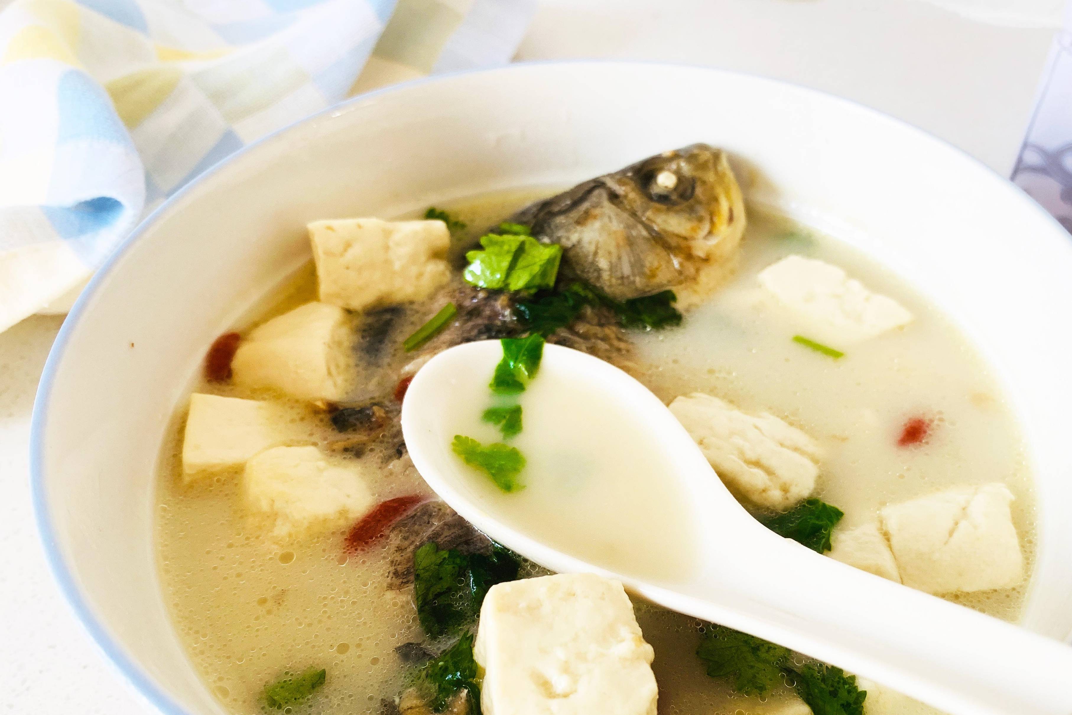 鲫鱼炖豆腐,想要汤鲜肉嫩无腥味,这2点是关键,做错毁了一锅汤_肉质