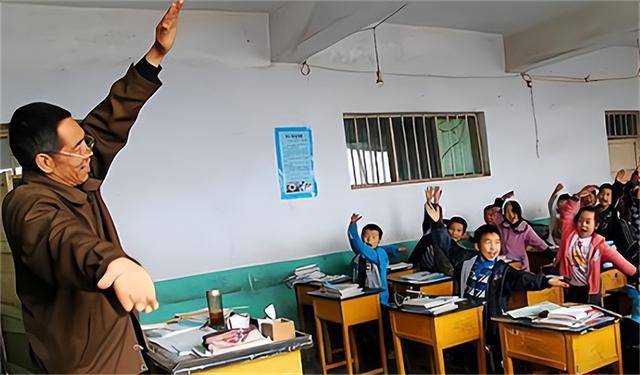 92年河南教师因超生被裁,22年后顶替者上门:拿身份证帮我办退休_孙存