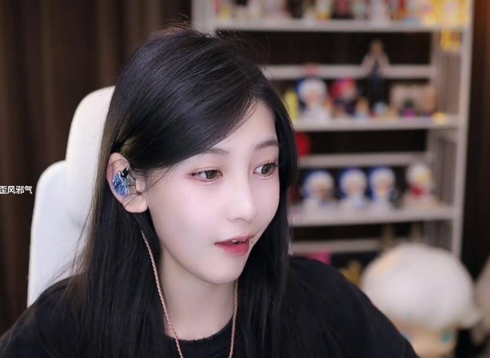 斗鱼一姐嫌弃做主播收入少,当经纪人带女主播见老板才赚钱_叶知秋_水