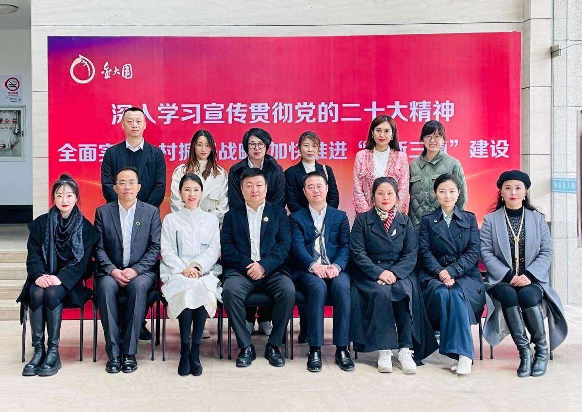 上海市山东商会女企业家分会刘巍会长一行参观考察大团镇赵桥村桃花节