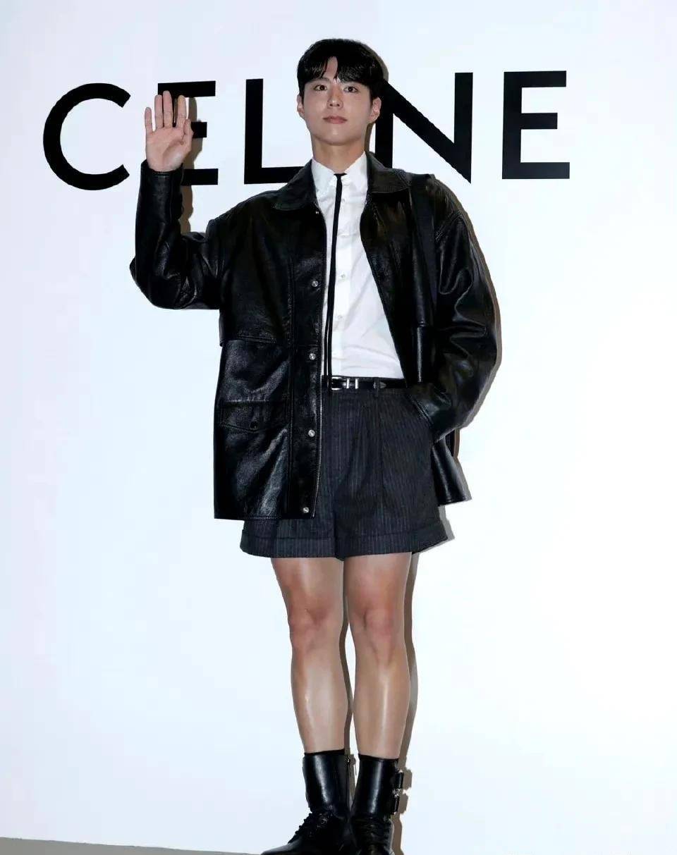 朴宝剑颜值大翻车,出席活动油光满面,皮衣搭配超短裤打扮姨化_显得