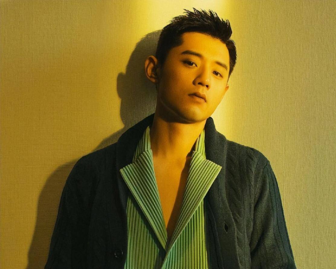 张继科丑闻缠身被品牌方除名后,女友匆忙露面,靠抽烟缓解焦虑_上田静