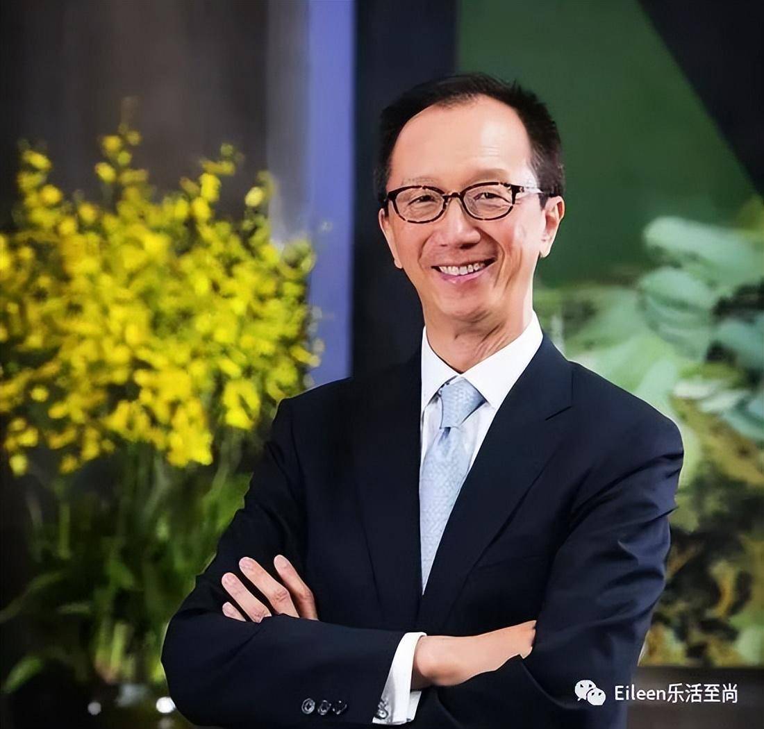 在大学期间,梁锦松还入选了后来的香港特首董建华父亲,船王董浩云创办