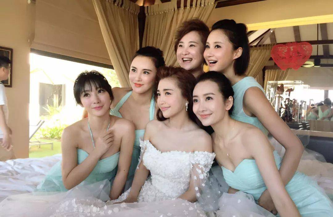 贾玲疑新恋情曝光,深夜开豪车与男子热聊,曾被拍到俩人接吻_网友_孙集