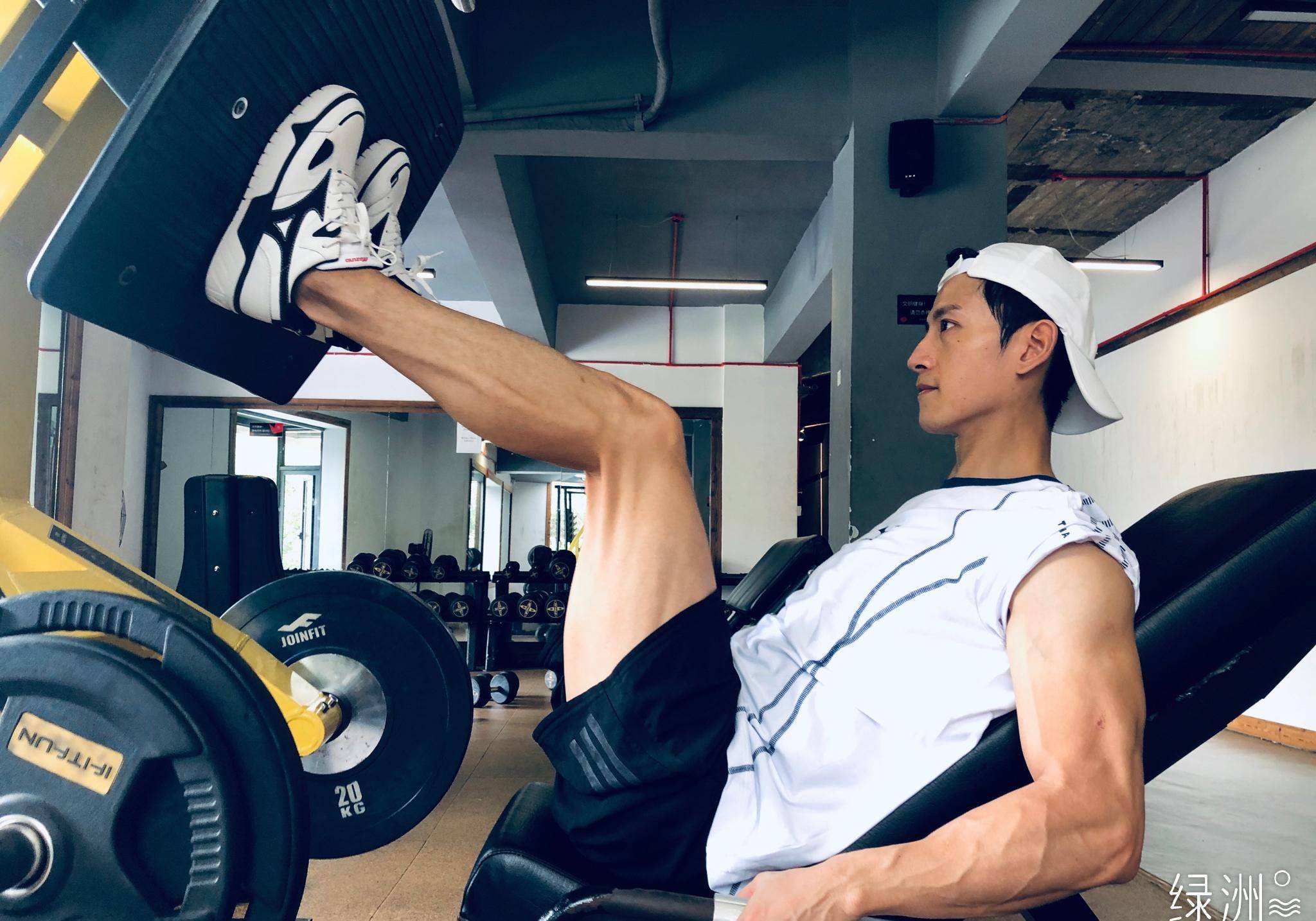 张峻宁的自律写满了腹肌,完全看不出岁月痕迹,卷_闫伟_运动_标准