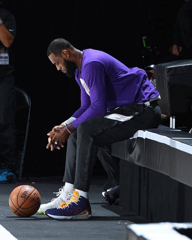 nba球员上脚:詹姆斯上脚鸳鸯穿法,lebron18新配色很帅_nike_rose_kobe