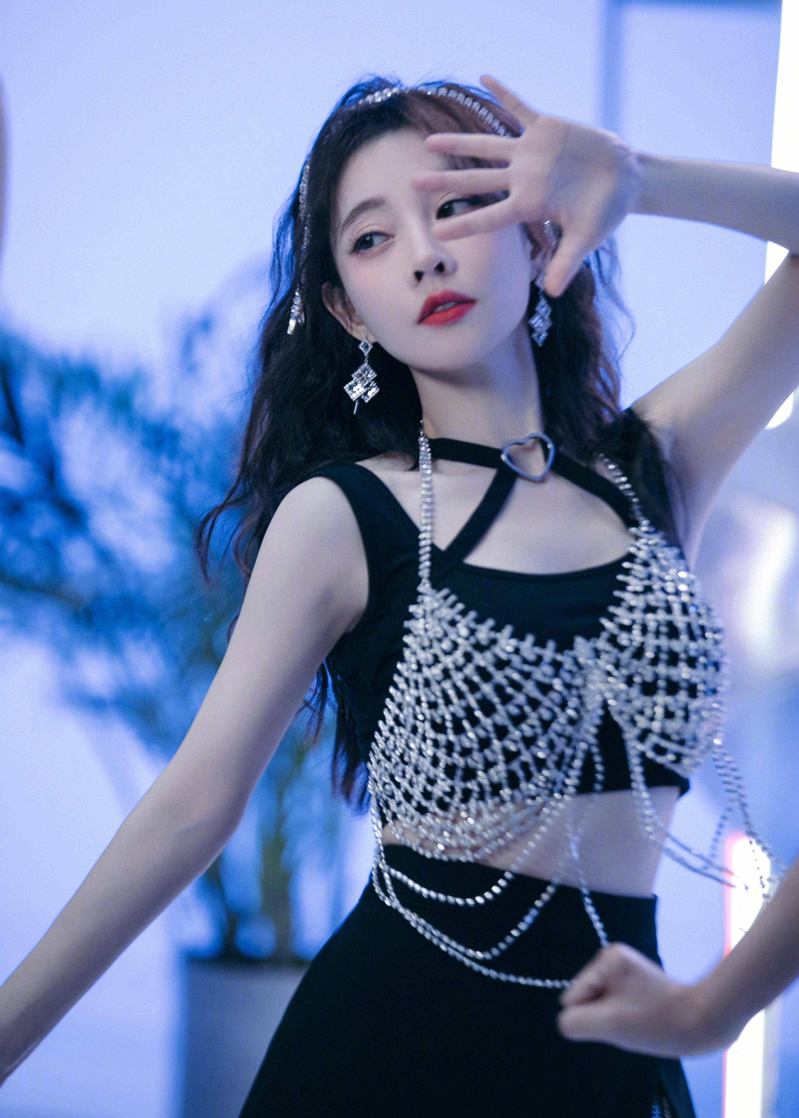 冯提莫解锁新风格,打造事业型女艺人,唱跳so easy_造型_舞蹈_时尚