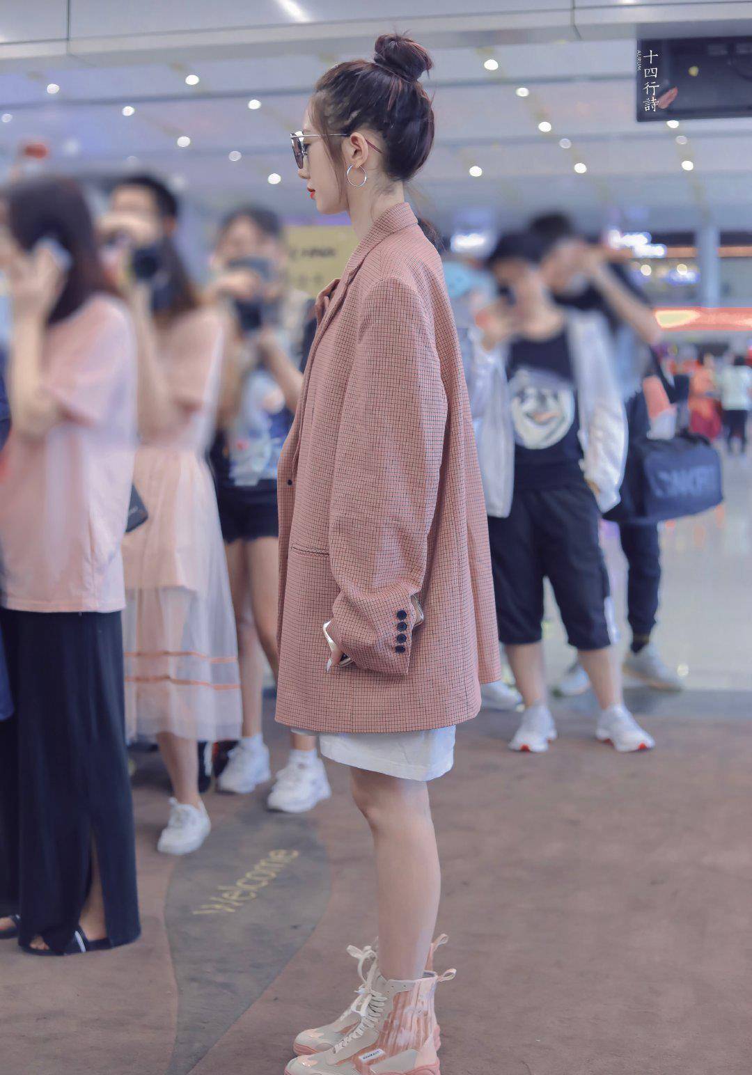 穿慵懒风玩下身失踪,没穿好显腿粗又短!_身材_金·卡戴珊_连衣裙