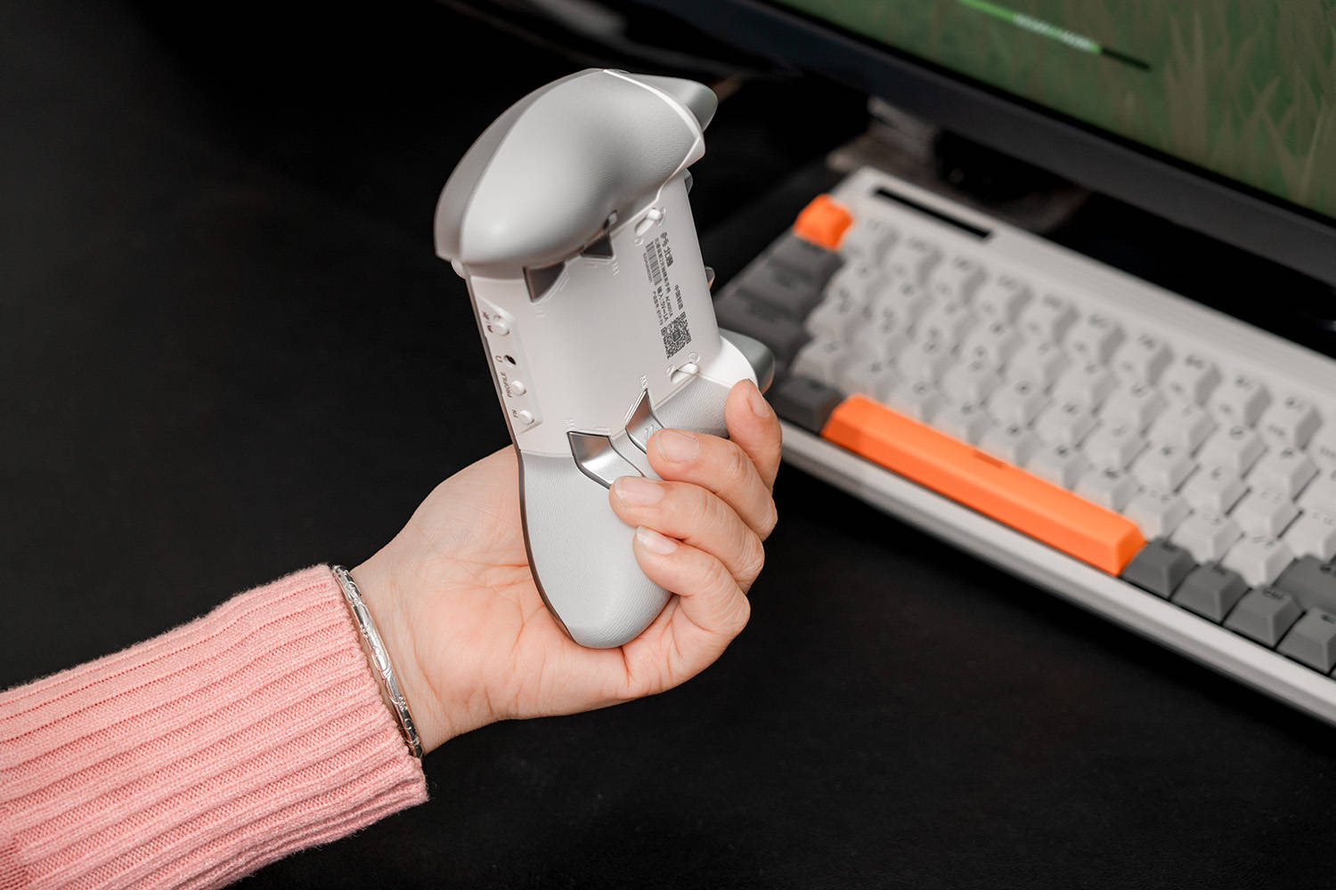 全平台通吃、瞬发光轴微动、六轴体感，北通宙斯2游戏手柄评测