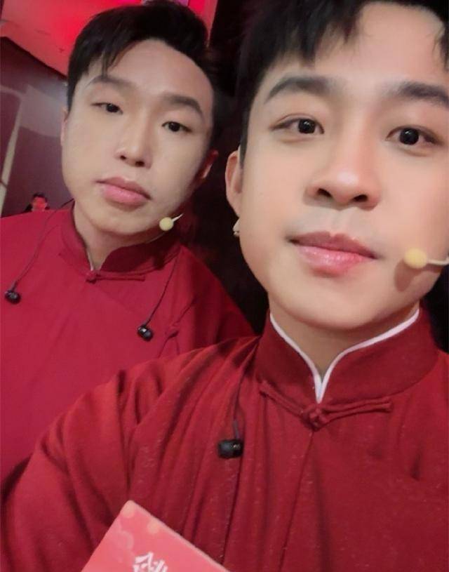 德云社张九龄看球,走哪都不忘宣传相声,郭德纲真没白疼他_演出_杨九郎