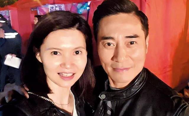 他因刘德华而出道,在tvb做了37年配角,娶个老婆身份不一般_欧瑞伟