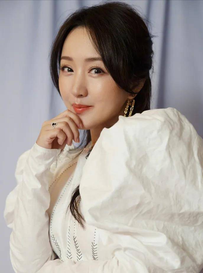 歌手杨钰莹:事业巅峰为爱隐退,被前夫坑惨,如今50岁依旧单身_母亲_吴