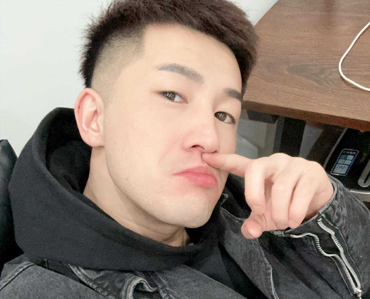 在那个短视频刚刚崛起的年代,仙洋便靠着一系列的"网黑"事件,而逐渐在