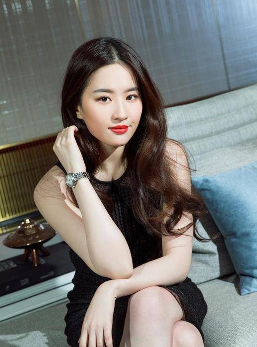 刘亦菲一改仙女风,大波浪配裹身裙大走熟女风,却被小粗腿抢镜_黑色