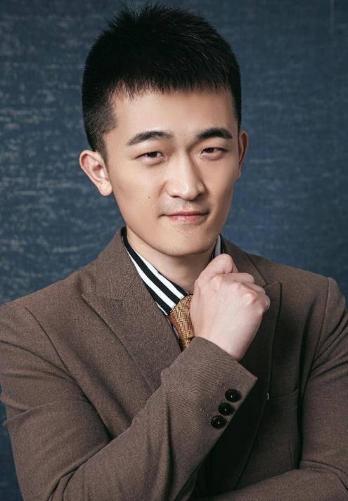 大学毕业后,姜寒北漂多年,期间在各种剧组跑龙套,直到2011年才终于熬