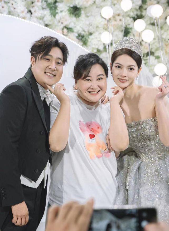 令人惊讶的是,德云社几位演员也参加了张泰维的婚礼