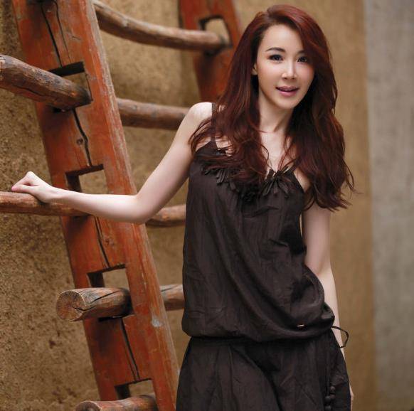 齐秦前女友萧蔷晒照,53岁穿紧身衣秀蚂蚁腰,一双长腿比少女还细_穿着