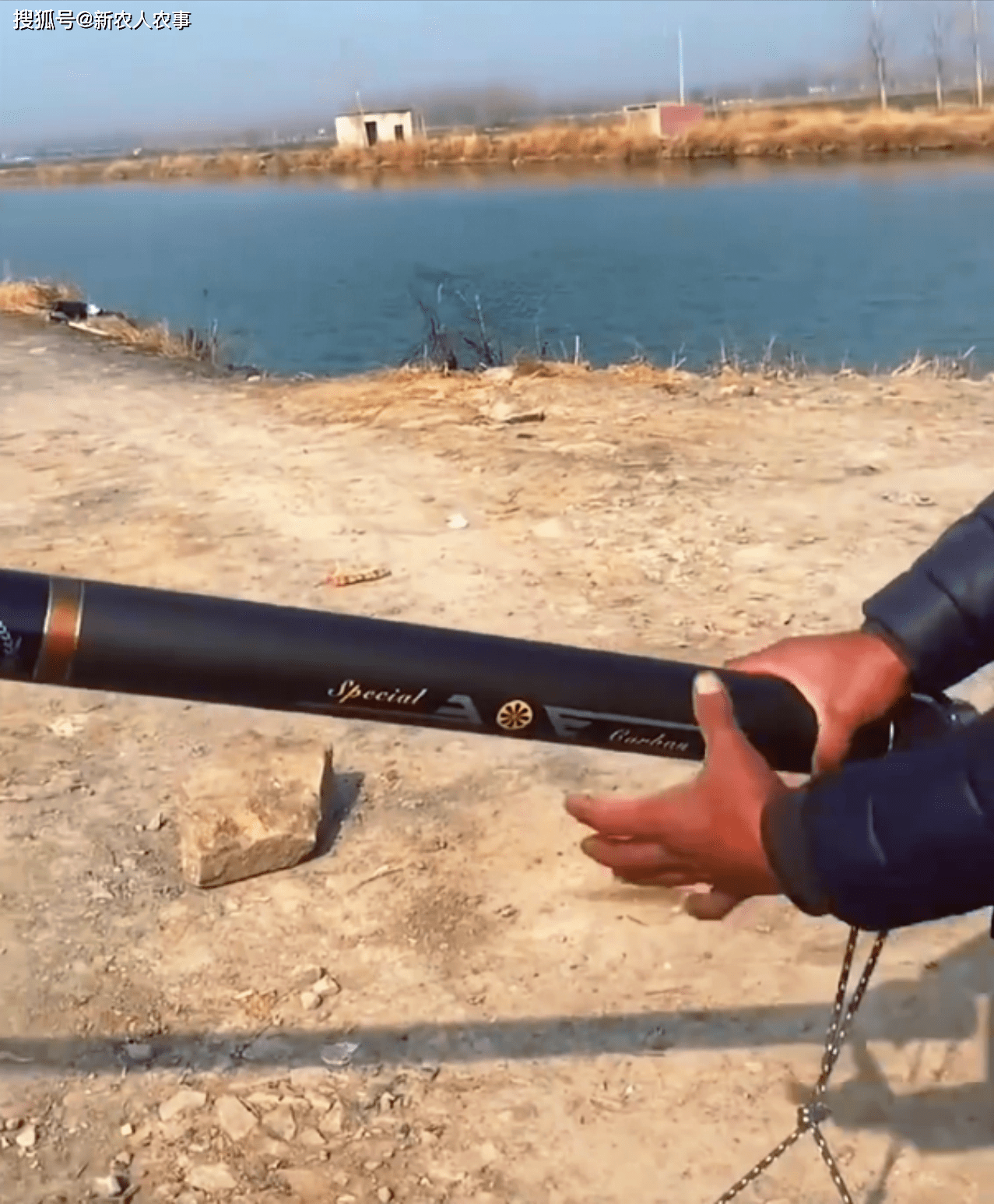 废弃鱼塘变天然黑坑,32米大炮杆成亮点,网友:不如3米2的手竿_鱼竿