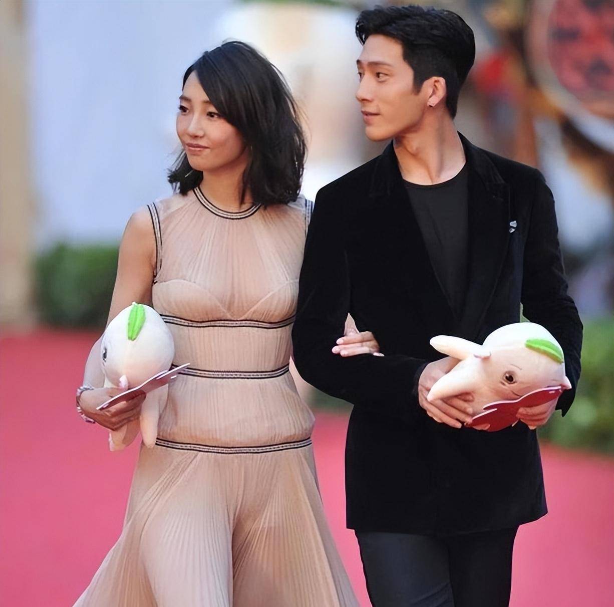 白百何身着透视装出席活动,下半身被撑得超出了三角区,井柏然太丢人了