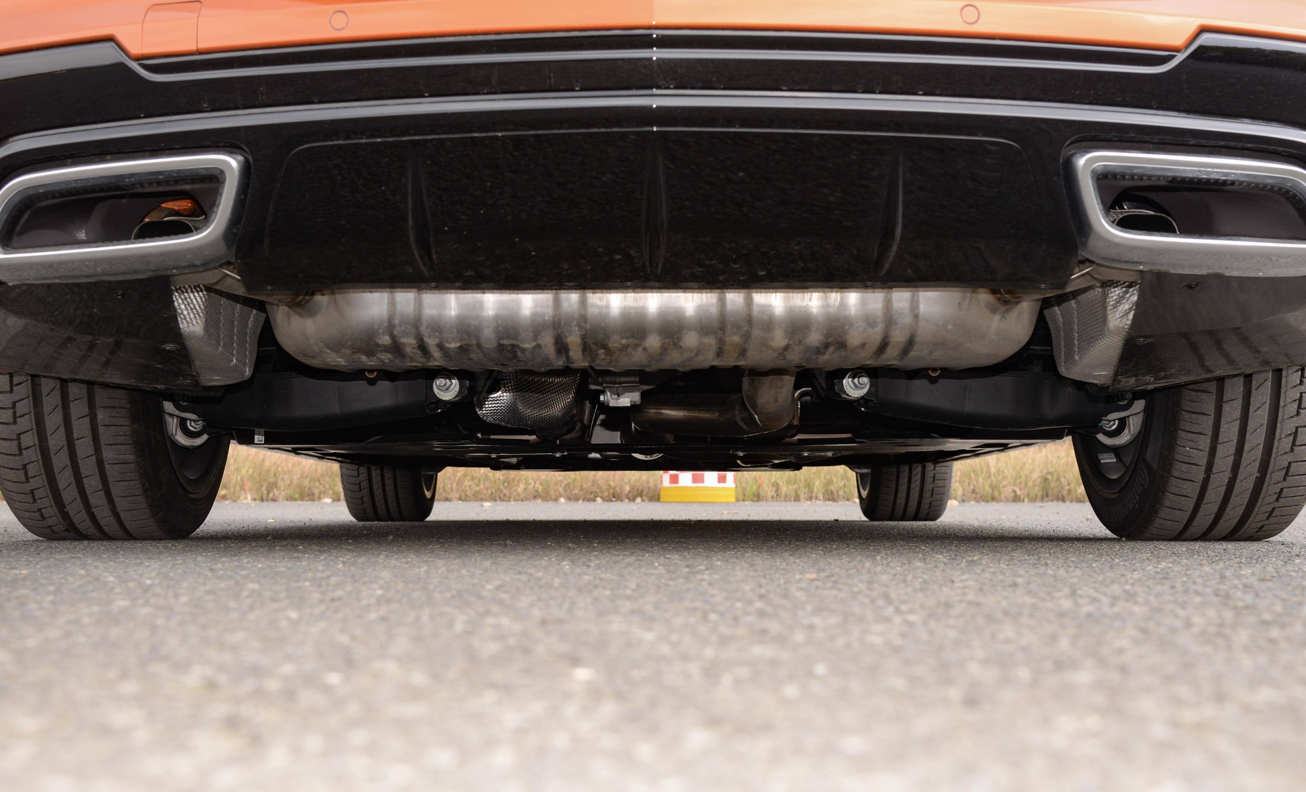 底盘配的是前麦弗逊后多连杆独立悬挂,是一种性能和舒适性均比较出色