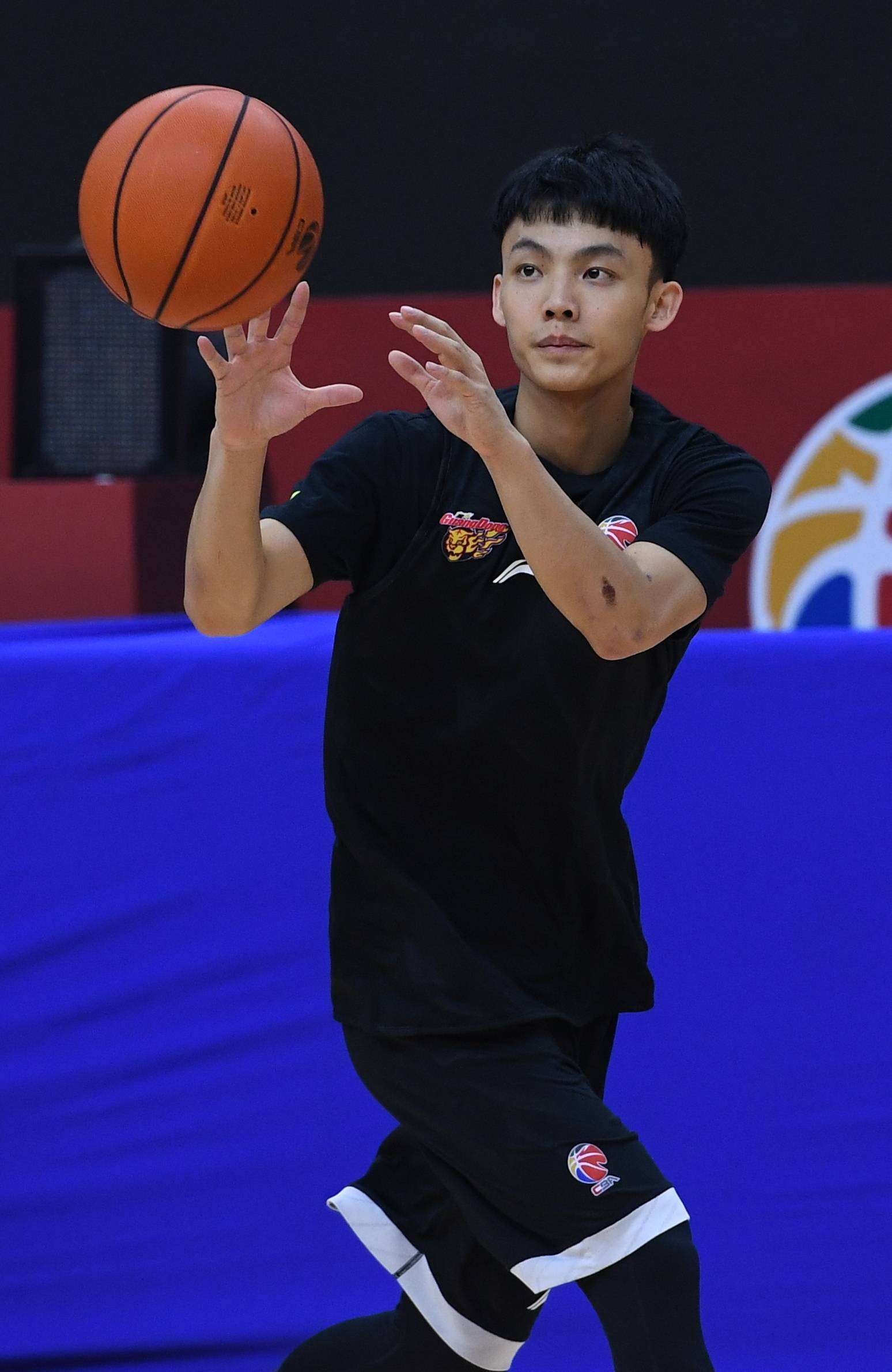 相对于徐杰目前对广东队的作用来说,徐杰的年薪可谓是超值的,相对比