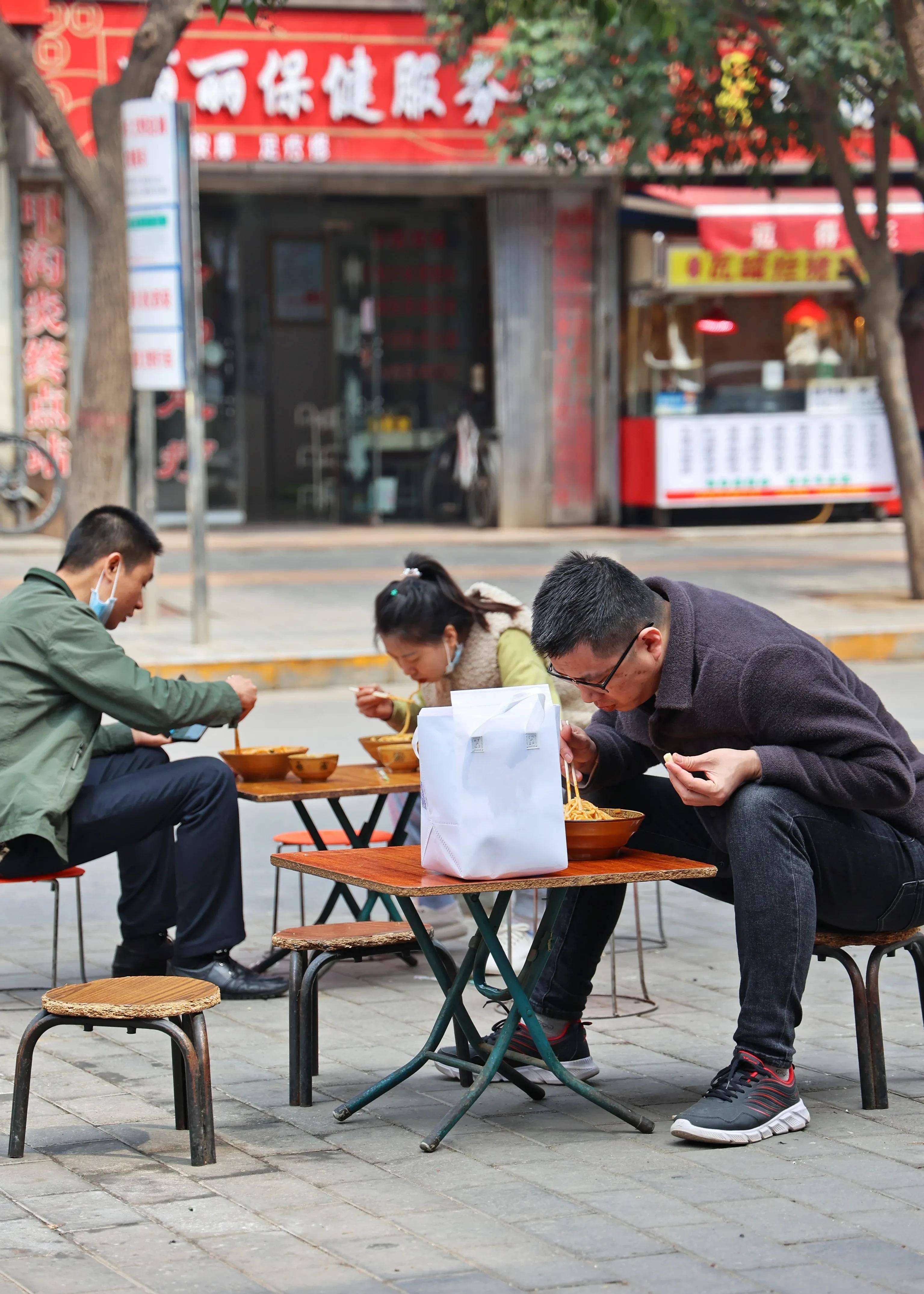 安东街这家开了20多年的面馆,油泼面连女子都爱哦_服务_三合一_空间