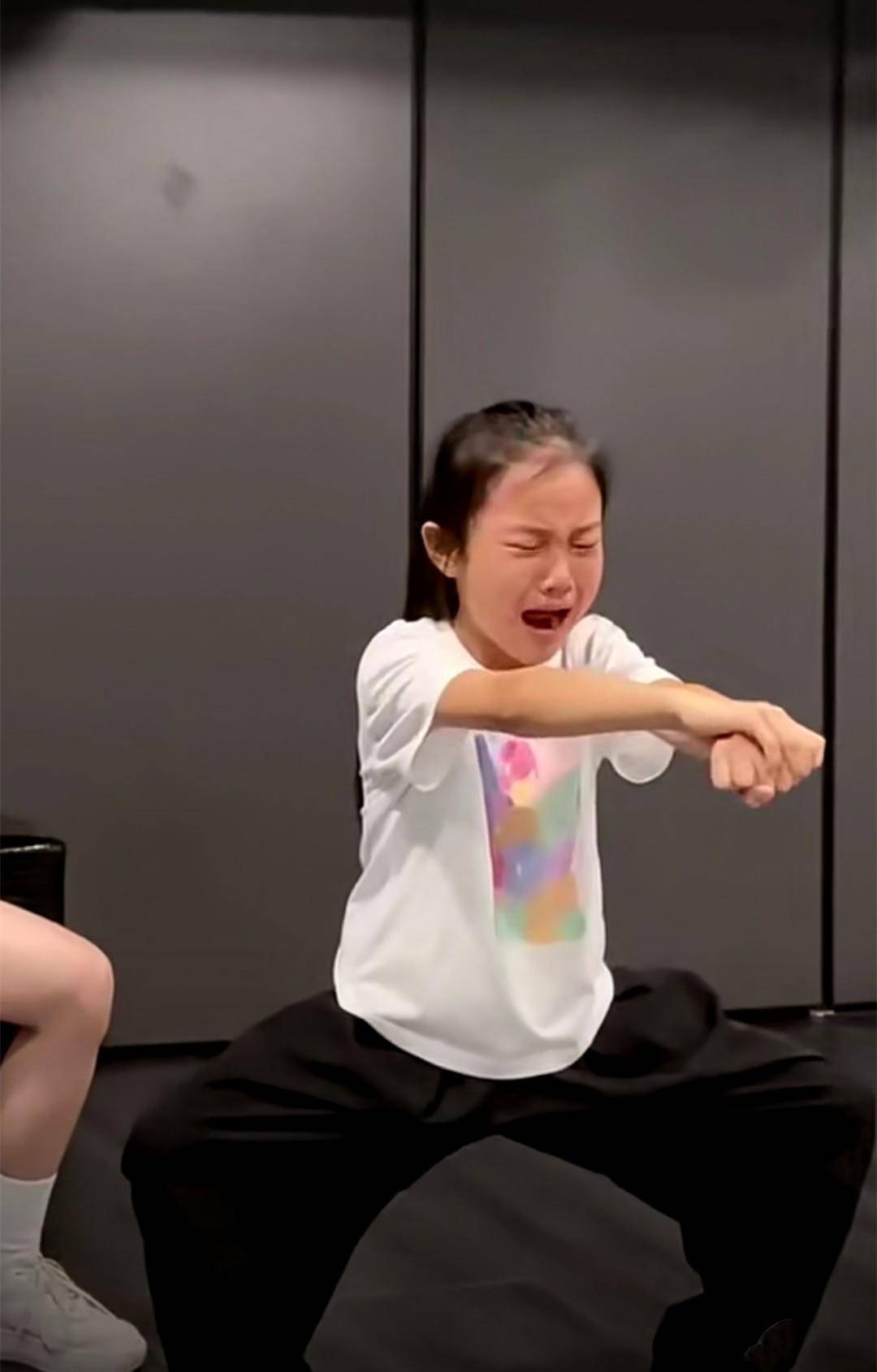 9岁甜馨边哭边练惹人疼,哭起来神似贾乃亮_网友_弹钢琴_街舞
